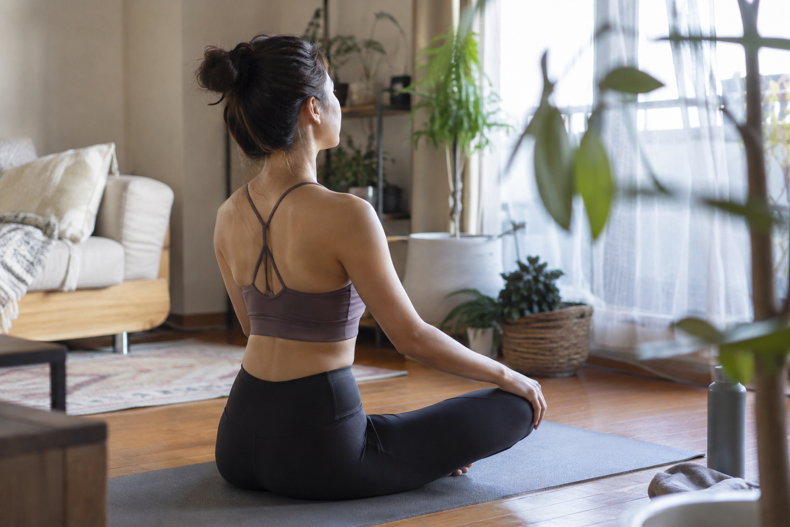 ピラティスで自律神経を整える理由｜呼吸と姿勢から寒暖差疲れに備える
